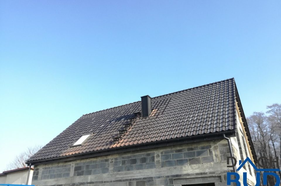 Dach kryty dachówką ceramiczną BRAAS Rubin 13V
